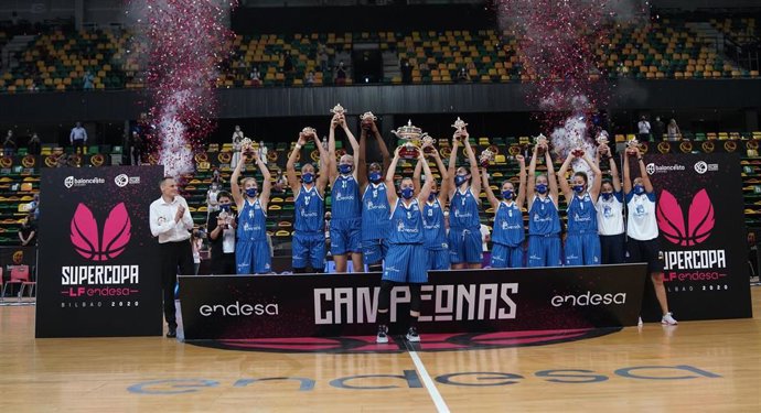 Las jugadores del Perfumerías Avenida levantan el trofeo de campeonas de la Supercopa Endesa 2020