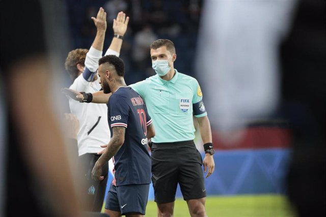 Neymar sale del campo tras ser expulsado en el PSG-Olympique de Marsella