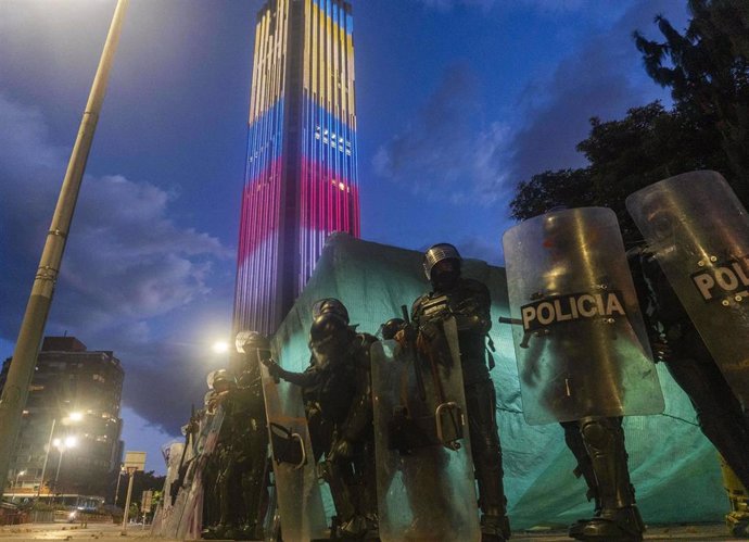 Agentes de la Policía de Colombia en una manifestación feminista en el centro de Bogotá por la supuesta violación que sufrieron tres mujeres a manos de agentes del Comando de Acción Inmediata (CAI) durante la jornada de protestas por la violencia polici