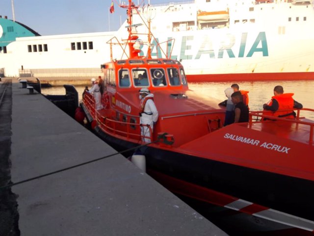 Los migrantes interceptados esta madrugada en aguas de Mallorca, llegando al puerto de Palma en la 'Salvamar Acrux' de Salvamento Marítimo.