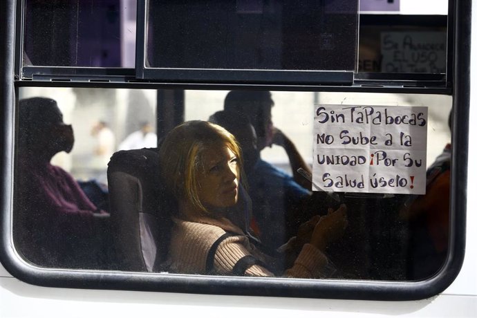 Mensaje por el uso de mascarillas en un autobús en Carabobo (Venezuela)