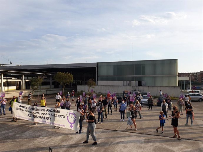 Concentración feminista frente a la Audicia de Gijón para reclamar "justicia" para Paz Fernández Borrego en el inicio del juicio al acusado de su muerte, Javier Ledo