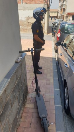 Un agente, con el vehículo intervenido