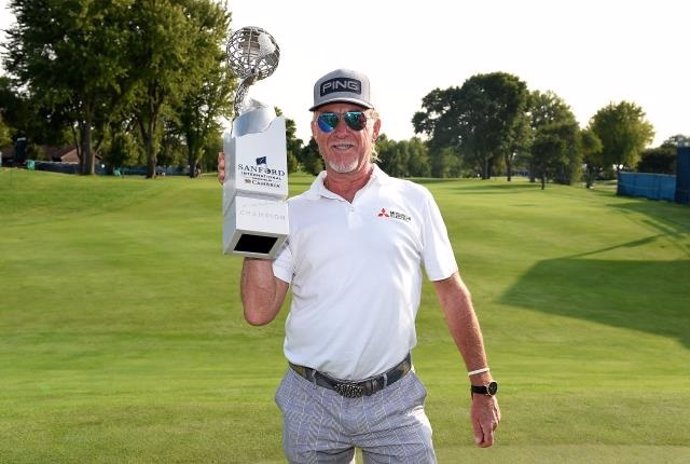 El golfista español Miguel Ángel Jiménez, con el trofeo como ganador del Sandford International del Champions Tour