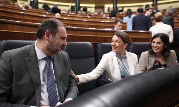Las ministras de Trabajo y Economía Social, Yolanda Díaz (centro) y la de  Política Territorial y Función Pública, Carolina Darias (dech); saludan al  ministro de Transportes, Movilidad y Agenda Urbana, José Luis Ábalos (izq)
