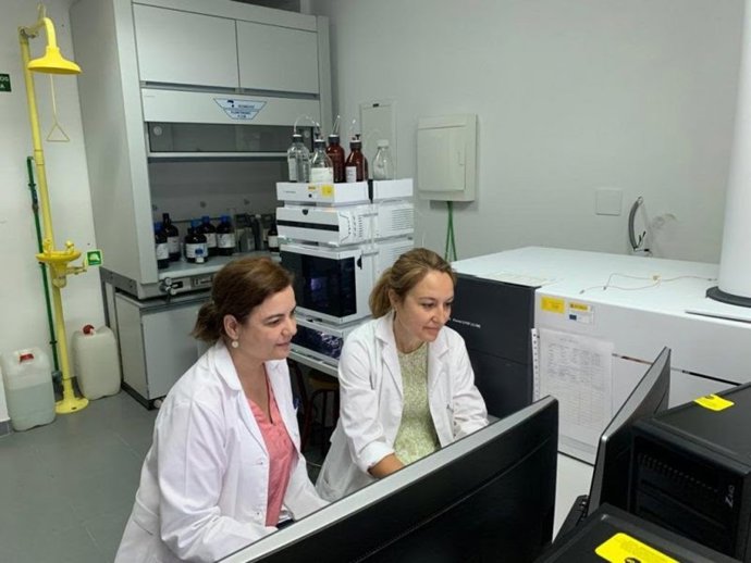 Las investigadoras de la Universidad de Huelva Tamara García Barrera y Ana Arias Borrego, autoras del artículo.