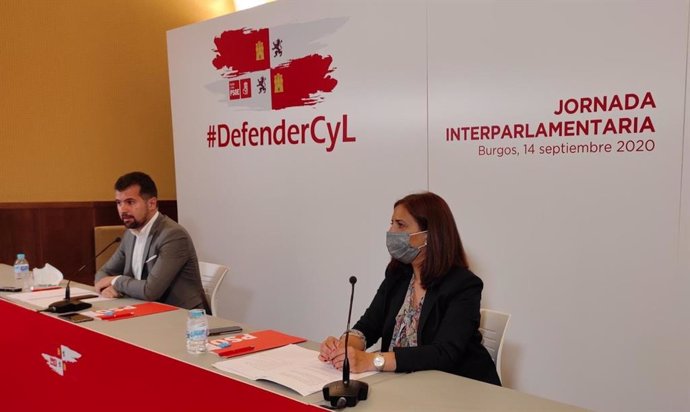Luis Tudanca, secretario general del PSCyL, y Esther Peña, secretaria general del PSOE de Burgos, Esther Peña.