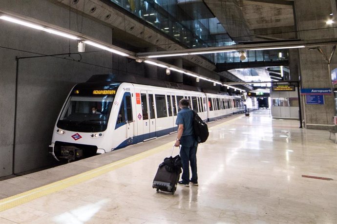 Un viajero en el metro del Aeropuerto Adolfo Suárez Madrid-Barajas