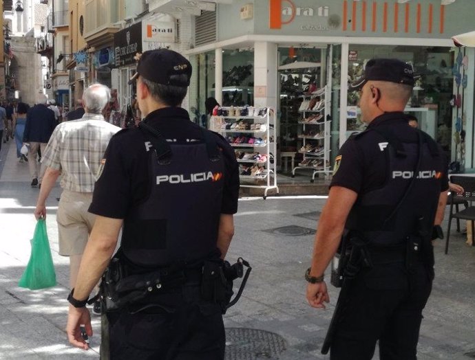 Agentes de la Policía Nacional patrullan por calles comerciales en Málaga