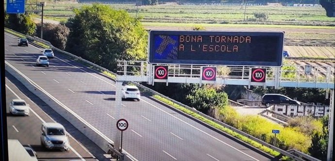 Un panel de una autopista en Catalunya con el mensaje 'buena vuelta al colegio', el 14 de septiembre de 2020.