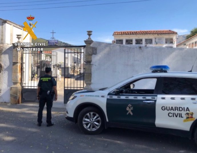 Agente de la Guardia Civil en la puerta del cementerio de Valverde del fresno