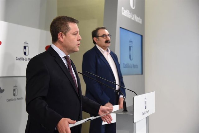 El presidente de C-LM, Emiliano García-Page, y el consejero de Sanidad, Jesús Fernández Sanz.