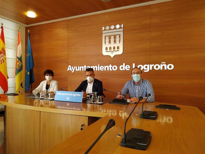 El portavoz del Grupo Municipal Popular en el Ayuntamiento de Logroño, Conrado Escobar, y los concejales, Celia Sanz y Ángel Sáinz.