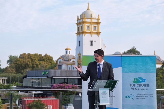 El vicepresidente de la Junta de Andalucía y consejero de Turismo, Regeneración, Justicia y Administración Local, Juan Marín, en la presentación del I Congreso Internacional de Turismo de Cruceros de Andalucía que se celebrará en Sevilla.