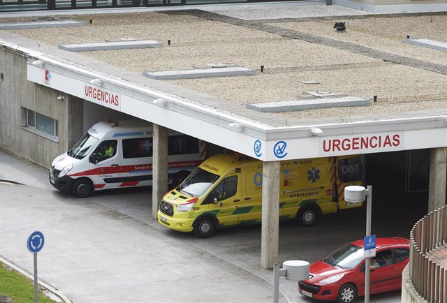 Ambulancias en el Hospital Valdecilla. Archivo