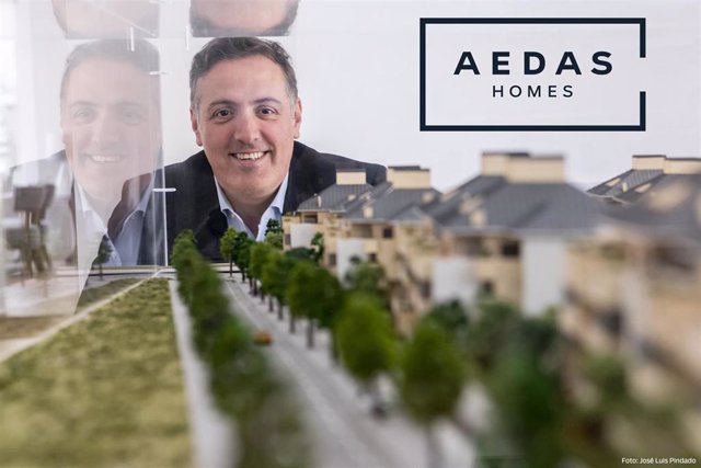 El Consejero Delegado de AEDAS Homes, David Martínez, posa delante del logo de la empresa.