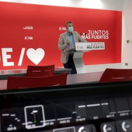 El portavoz del PSOE de Extremadura, Juan Antonio González, en rueda de prensa en Mérida