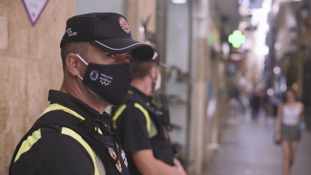La Policía Local de Murcia denuncia este fin de semana a más de 500 personas por no usar mascarilla