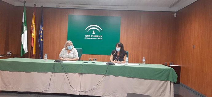 Las delegadas de territoriales de la Junta en Huelva de Educación y Deporte; y de Salud y Familias, Estela Villalba y Manuela Caro, en rueda de prensa.