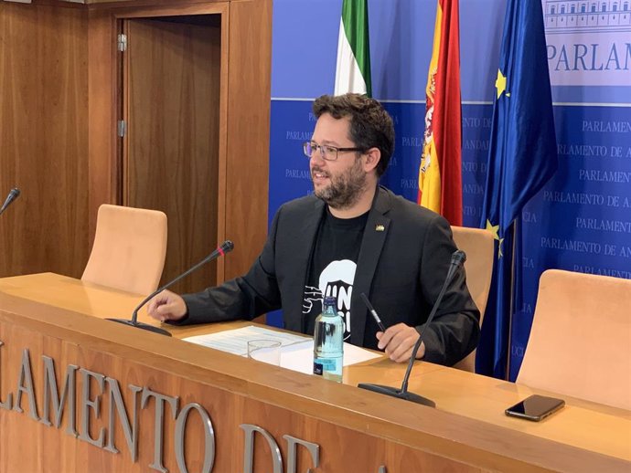 El portavoz adjunto del grupo parlamentario de Adelante Andalucía, José Ignacio García, en rueda de prensa este lunes