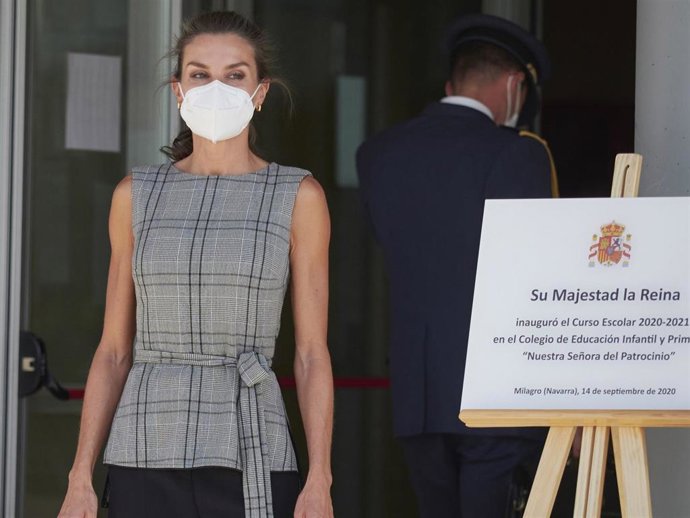 La Reina Letizia a su llegada al colegio infantil CEIP Ntra. Sra. Del Patrocinio, con motivo de la inauguración del curso escolar 2020-2021, en Milagro, Navarra (España)