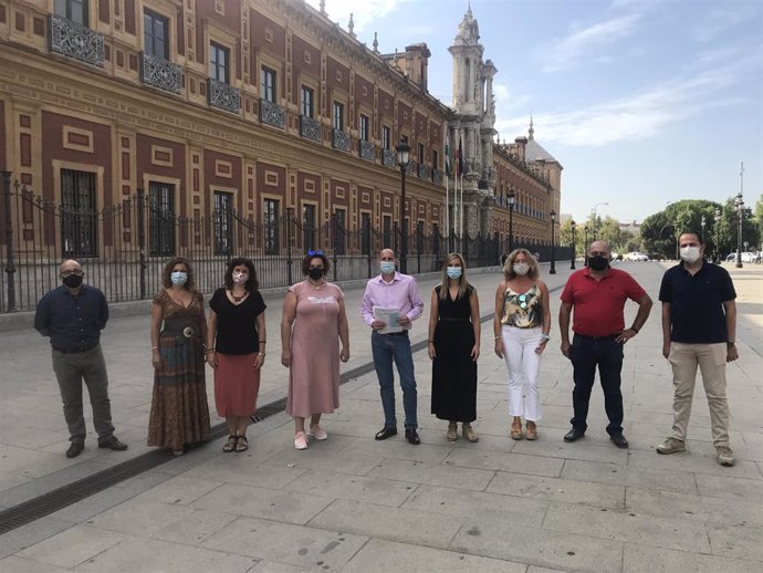 Imagen de este lunes ante el Palacio de San Telmo en Sevilla de los interinos de la Junta que denuncian encontrarse en fraude de ley.
