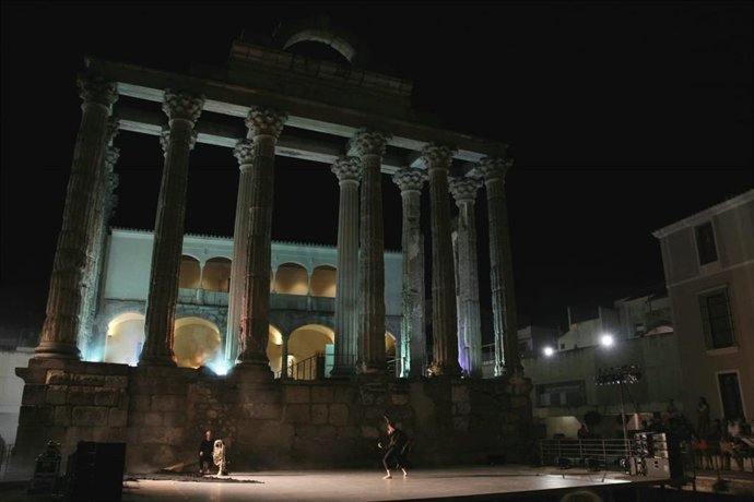 El bailarín Daniel Abreu en el Templo de Diana de Mérida