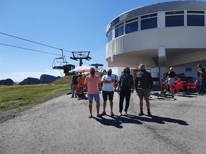 La diputada regional del PP responsable de Deportes, Beatriz Polledo, tras visitar la estación  de Pajares junto al portavoz municipal de Lena, Fernando Secades, acompañados por empresarios y usuarios.