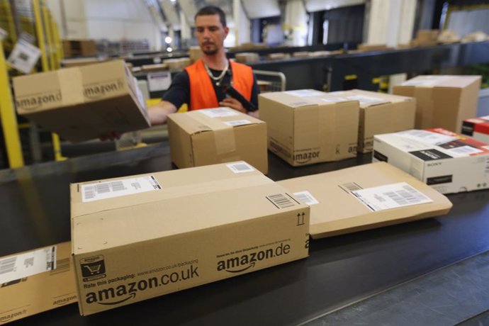 Economía.- Amazon contratará a otros 100.000 trabajadores y se sitúa cerca del m