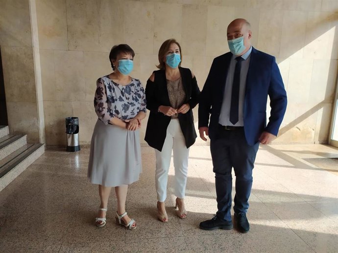 La delegada del Gobierno (centro), entre la subdelegada y el presidente de la Diputación de Córdoba.