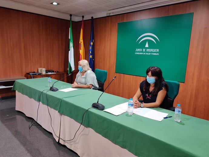 Las delegadas de Salud y Familias y de Educación y Deportes en Huelva, Manuela Caro y Estela Villalba, en rueda de prensa.