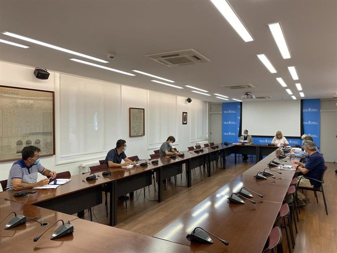 El director general, Martín Zabalza, y la consejera Ana Ollo en el centro, con  los y las demás miembros que constituyen la Mesa de Memoria Histórica.