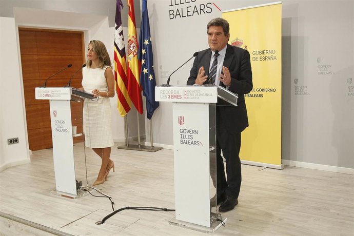 La ministra de Trabajo, Yolanda Díaz, y el ministro de Seguridad Social, Inclusión y Migraciones, José Luis Escrivá