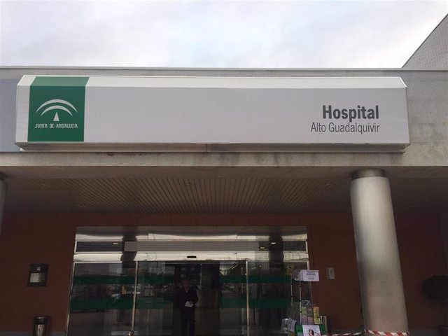 La mujer permanece ingresada en el Hospital Alto Guadalquivir de Andújar