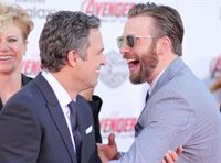 Mordaz respuesta de Mark Ruffalo (Hulk) a las comprometidas fotos de Chris Evans (Capitán América) en Instagram
