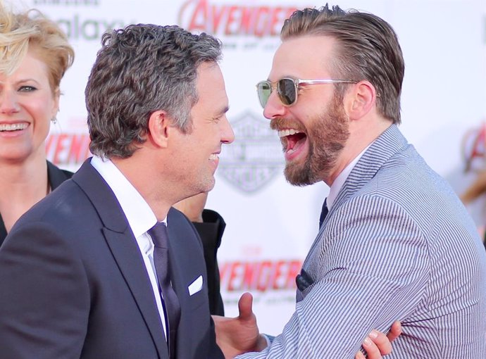 Mark Ruffalo y Chris Evans en la premiere de Avengers: Age Of Ultron