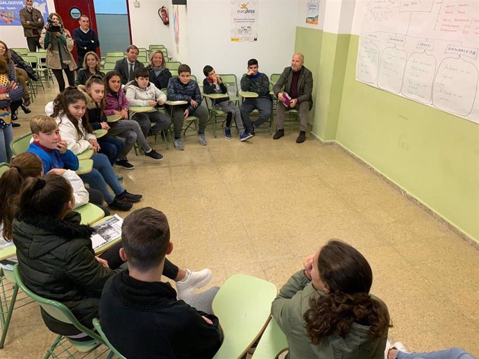 El consejero de Educación, Javier Imbroda, en una imagen de archivo durante su visita al IES Guadalquivir de Córdoba.