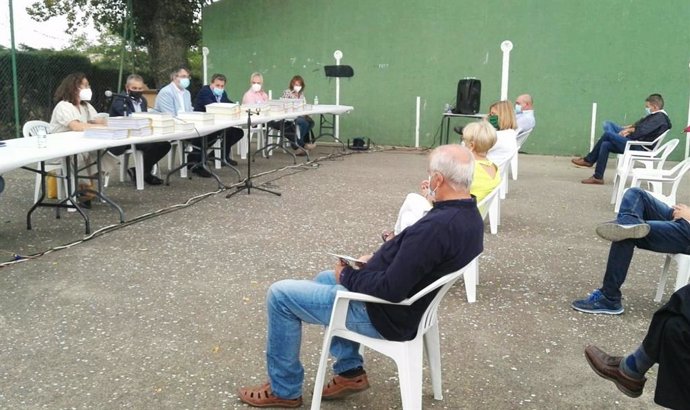 La directora general de Desarrollo Rural, María González, se ha reunido este lunes en la localidad leonesa de Matanza de los Oteros con la Comisión Local de la Concentración de Los Oteros (León y Valladolid).