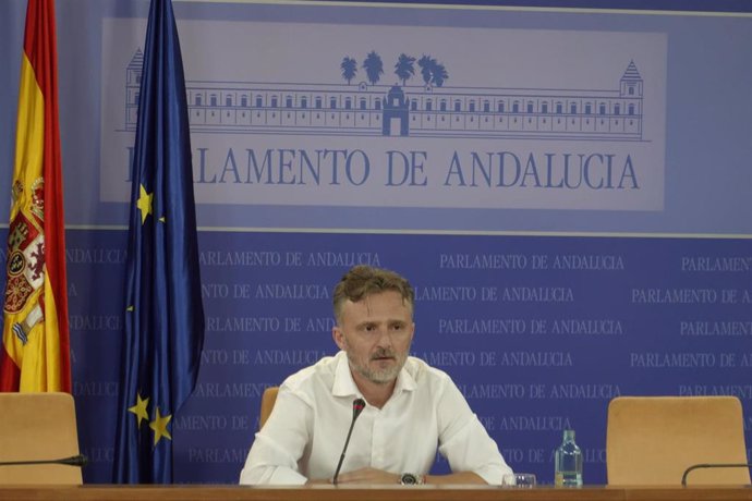 El portavoz parlamentario de los socialistas andaluces, José Fiscal, en rueda de prensa