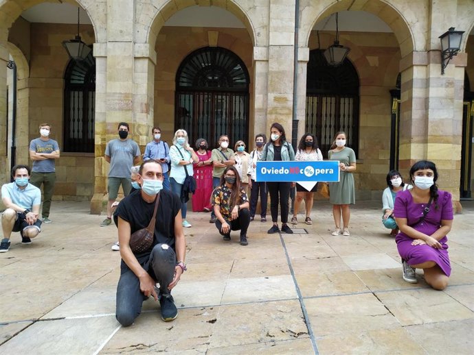 Representantes de las ONG asturianas frente al Ayuntamiento.