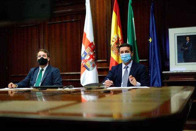 Javier A. García y Fernando Giménez en la reunión con el embajador británico