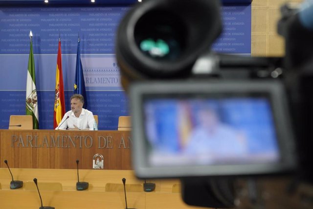 En rueda de prensa, el portavoz parlamentario del PSOE-A, José Fiscal