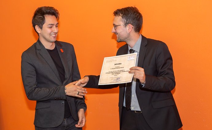 Nicolás Garrido, ganador de la edición anterior, recoge el premio Kafka de la mano del profesor Julen Llorens.
