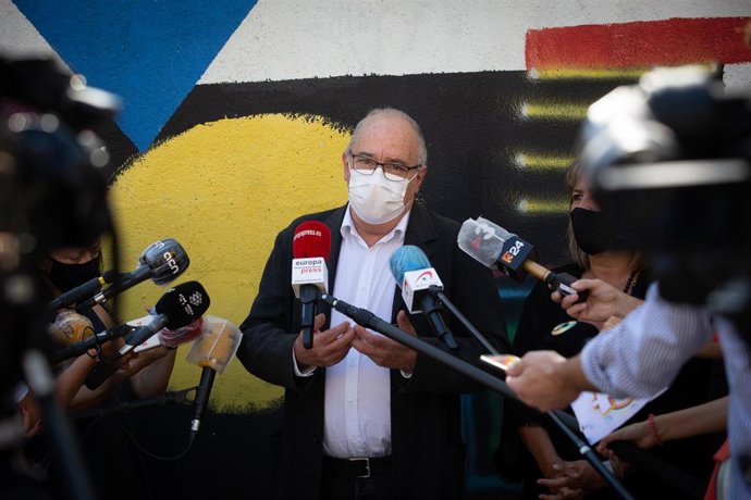 El conseller de Educación de la Generalitat, Josep Bargalló, realiza declaraciones ante los medios de comunicación en la escuela Ruyra, en L'Hospitalet de Llobregat (Barcelona/Cataluña/España) a 14 de septiembre de 2020