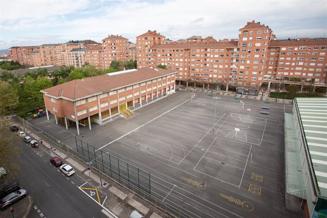 Patio de un colegio cerrado por el confinamiento por el estado de alarma,