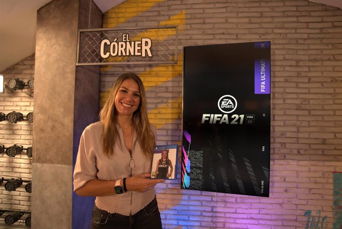 La periodista Nira Juanco, primera voz femenina del FIFA como comentarista en todo el mundo