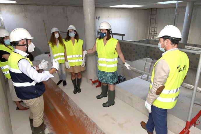 La alcaldesa de Santander visita el tanque de tormentas de El Sardinero