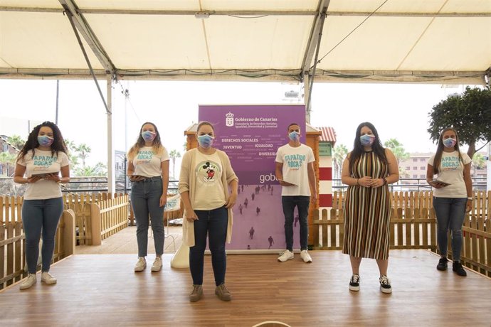 La consejera de Derechos Sociales del Gobierno de Canarias, Noemí Santana, y la directora general de Juventud, Laura Fuentes, en la presentación de la campaña 'Tapando bocas'