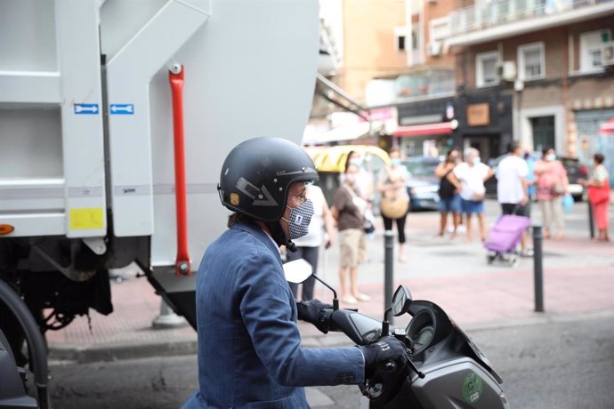 El alcalde de Madrid, José Luis Martínez-Almeida, se desplaza en moto.