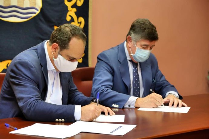 El delegado de Educación, José Luis Rodríguez (Cs), ha rubricado las líneas en las que colaborarán ambas instituciones con el presidente del Colegio de Farmacéuticos de la provincia de Sevilla, Manuel Pérez.